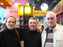 Retrouvailles au Salon du Livre de Paris 2008 avec deux anciens lves : Romain Raget (  gauche ) et Jean-Luc Ser (  droite )